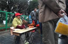 贵阳街头好奇怪:大公鸡给大男人算命