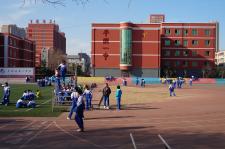 济南 平阴一中学生正常交往距离保持在44厘米