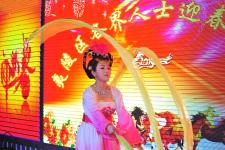 图片故事:<em>农家女孩</em>的<em>舞蹈</em>魔术梦_张国荣_ 光明
