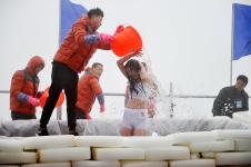 耐寒达人冰点挑战人体极限 比基尼美女冰水洗