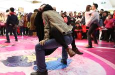 四川广安:搞笑的接吻姿式引得围观者喝彩_杜修