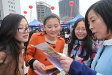 开封市举办2015年春风行动大型招聘会(1\/8)