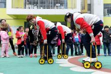 安徽淮南:女幼师趣味运动庆三八_新闻