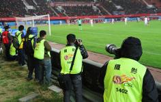 中超第3轮:河南建业3:3战平重庆力帆 球迷起冲