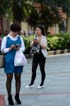 <em>湖南郴州</em>气温逼近30℃ <em>美女</em>街头穿超短裙上演