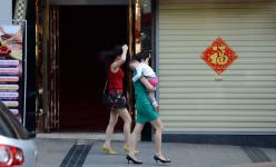 <em>湖南郴州</em>气温逼近30℃ <em>美女</em>街头穿超短裙上演