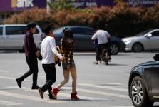 <em>湖南郴州</em>气温逼近30℃ <em>美女</em>街头穿超短裙上演