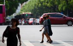 <em>湖南郴州</em>气温逼近30℃ <em>美女</em>街头穿超短裙上演