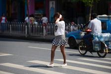 <em>湖南郴州</em>气温逼近30℃ <em>美女</em>街头穿超短裙上演