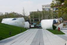 上海市区广场惊现成组飞碟 原为地下室出风口