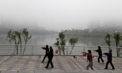 浓浓春雾再临黄山 高楼建筑被淹雾中_新闻