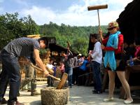 300余游客张家界黄龙洞景区祈福平安 (