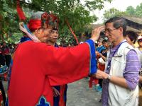 300余游客张家界黄龙洞景区祈福平安 (