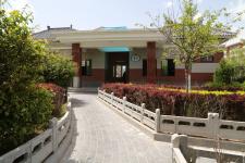 甘肃平凉别墅式公厕惊现红色尿桶_郑兵