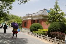 甘肃平凉别墅式公厕惊现红色尿桶_郑兵