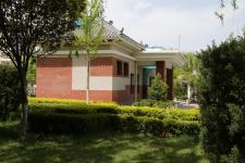 甘肃平凉别墅式公厕惊现红色尿桶_郑兵