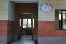 甘肃平凉别墅式公厕惊现红色尿桶_郑兵