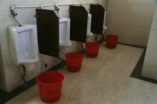 甘肃平凉别墅式公厕惊现红色尿桶_郑兵