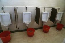 甘肃平凉别墅式公厕惊现红色尿桶_郑兵