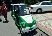 浙江杭州:智能萝卜车现身浙大校园 引来同学