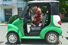 浙江杭州:智能萝卜车现身浙大校园 引来同学