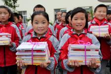 江苏连云港:六一助学赠书 牵手留守儿童