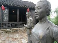 江苏常熟:沙家浜红色旅游风景区阿庆嫂雕塑遭