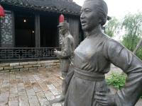 江苏常熟:沙家浜红色旅游风景区阿庆嫂雕塑遭