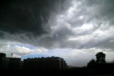 梦境奇观，乌云压顶与红色金鱼雨的神秘寓言