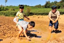 湖北宜昌:乡村捉泥鳅 童趣乐无边