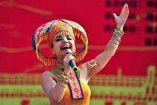 湖北反串歌手陈涓:男声女声都是她举世无双