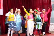 表演科技时装秀 大打环保概念萌翻全场_赵仁宝