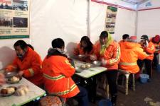 安﹕百名环卫工温暖小屋享免费早餐_赵仁宝