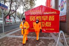 安﹕百名环卫工温暖小屋享免费早餐_赵仁宝