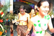 山东临沂:人体彩绘模特裸身挑战寒冷_刘明照