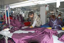 河南光山: 冬季羽绒服生产忙_谢万柏