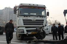 山东滨州发生一起惨烈车祸 奥迪与搅拌车相撞