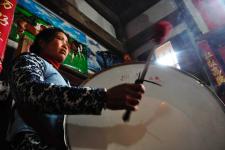 黄山农家请乐队吹长号打锣鼓悲喜交加办丧事_