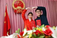 江苏连云港:情人节新人扎堆领证