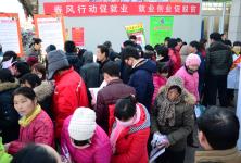 山东博兴:招聘会开到村头 农民家门口找工作_