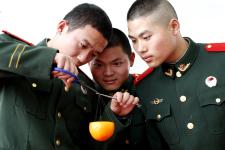 江苏盐城边检官兵自制小橘灯低碳环保闹元宵_