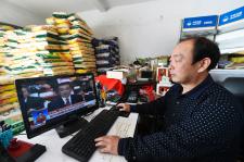 山东邹平: 山东邹平各界群众纷纷收看政府工作报告