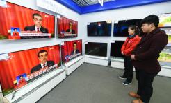 山东邹平: 山东邹平各界群众纷纷收看政府工作报告