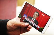 山东邹平: 山东邹平各界群众纷纷收看政府工作报告