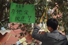 郑州﹕大学生欢度三七女生节 诙谐条幅告白女