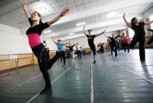 安徽淮北:80后舞蹈班男教师10元一节课弘扬