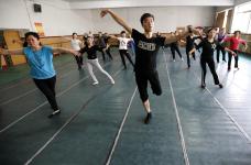 安徽淮北:80后舞蹈班男教师10元一节课弘扬