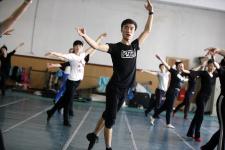 安徽淮北:80后舞蹈班男教师10元一节课弘扬