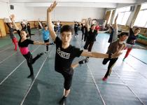 安徽淮北:80后舞蹈班男教师10元一节课弘扬