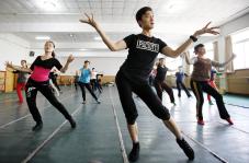 安徽淮北:80后舞蹈班男教师10元一节课弘扬